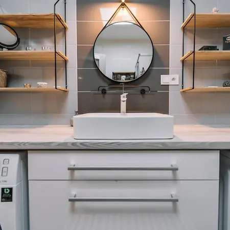 Апартаменты E3 Luxury Oldtown - Free Parking, Supermarket, Pcscreen, Netflix, Unlimited Music, Aircon