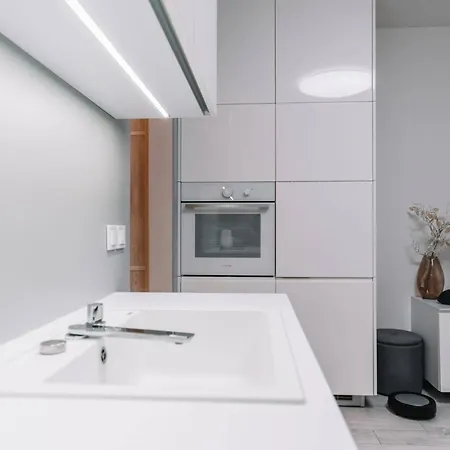 E3 Luxury Oldtown - Free Parking, Supermarket, Pcscreen, Netflix, Unlimited Music, Aircon Kosice