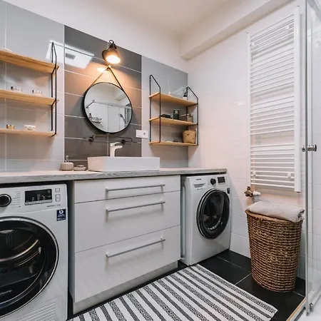 E3 Luxury Oldtown W Free Garage, Supermarket, Fastwifi, Unlimited Music, Prime Video, Aircon Apartmán Kosice