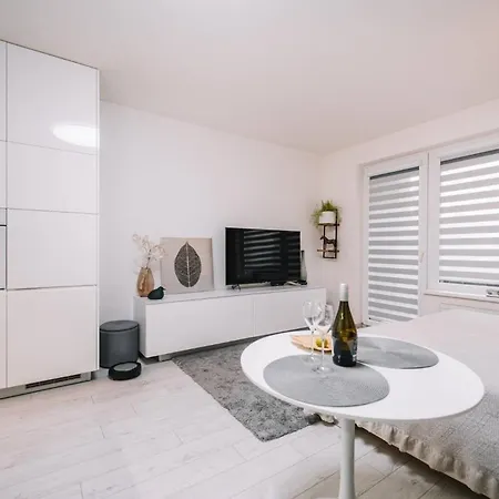 Apartmán E3 Luxury Oldtown W Free Garage, Supermarket, Fastwifi, Unlimited Music, Prime Video, Aircon *