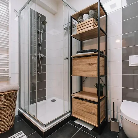 E3 Luxury Oldtown - Free Parking, Supermarket, Pcscreen, Netflix, Unlimited Music, Aircon Кошице