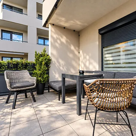 E3 Luxury Oldtown - Free Parking, Supermarket, Pcscreen, Netflix, Unlimited Music, Aircon * Kosice