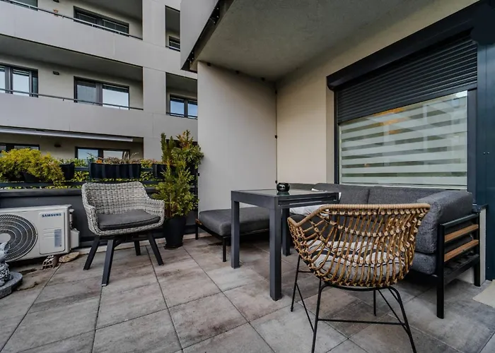 E3 Luxury Oldtown - Free Parking, Supermarket, Pcscreen, Netflix, Unlimited Music, Aircon * Košice